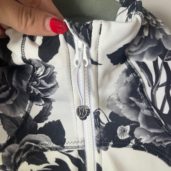 Lululemon Forme Align Jacket II Brisk Bloom Black White | Size 4 | Perfect Cond - Picture 12 of 14